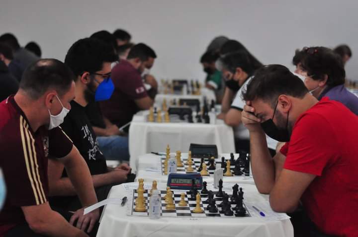 Ajude o time Jundiaí a jogar o Floripa Chess Open